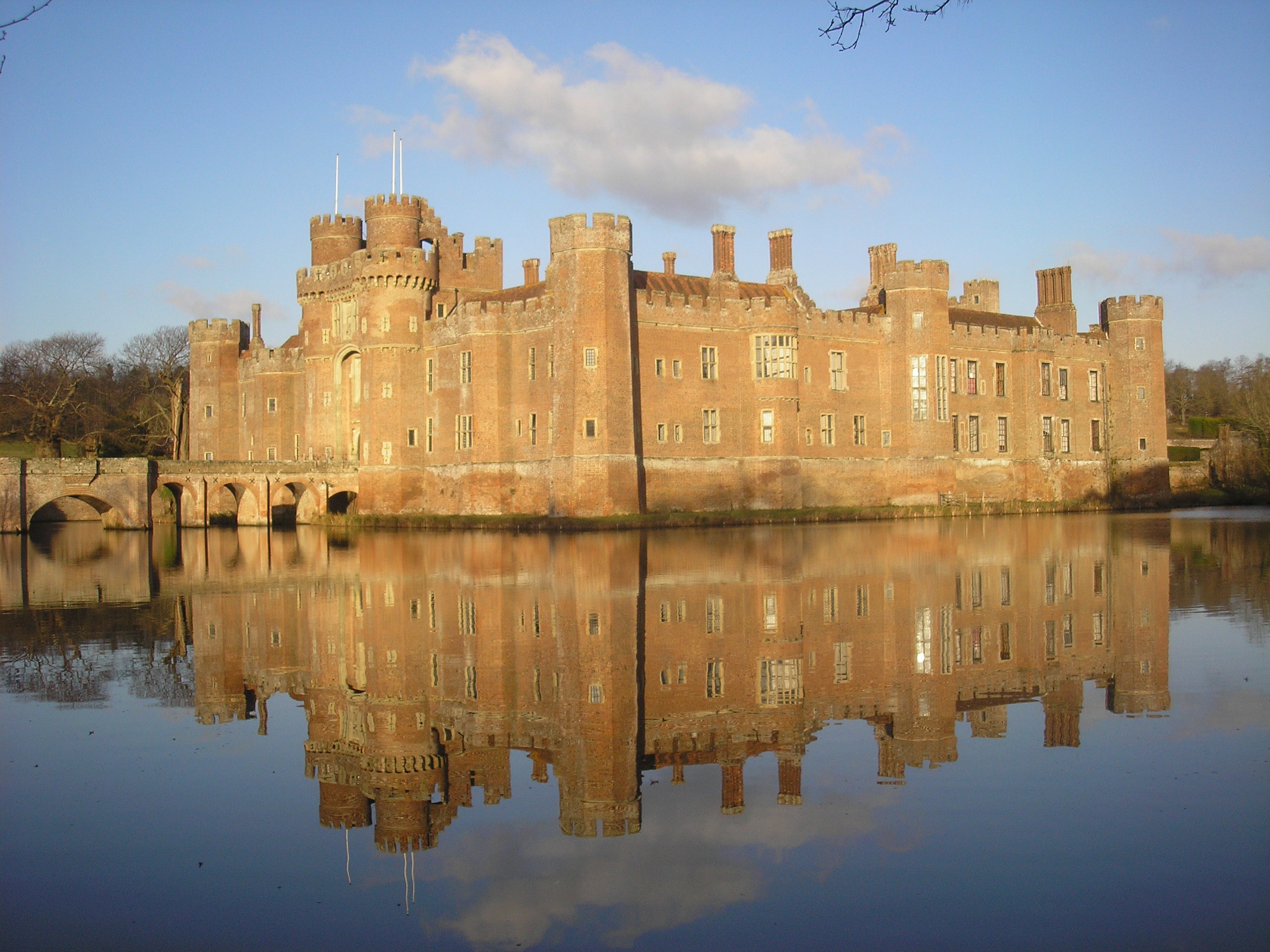 Когда были 1 замок. Замок херстмонсо. Херстмонсо. Herstmonceux Castle, Sussex.