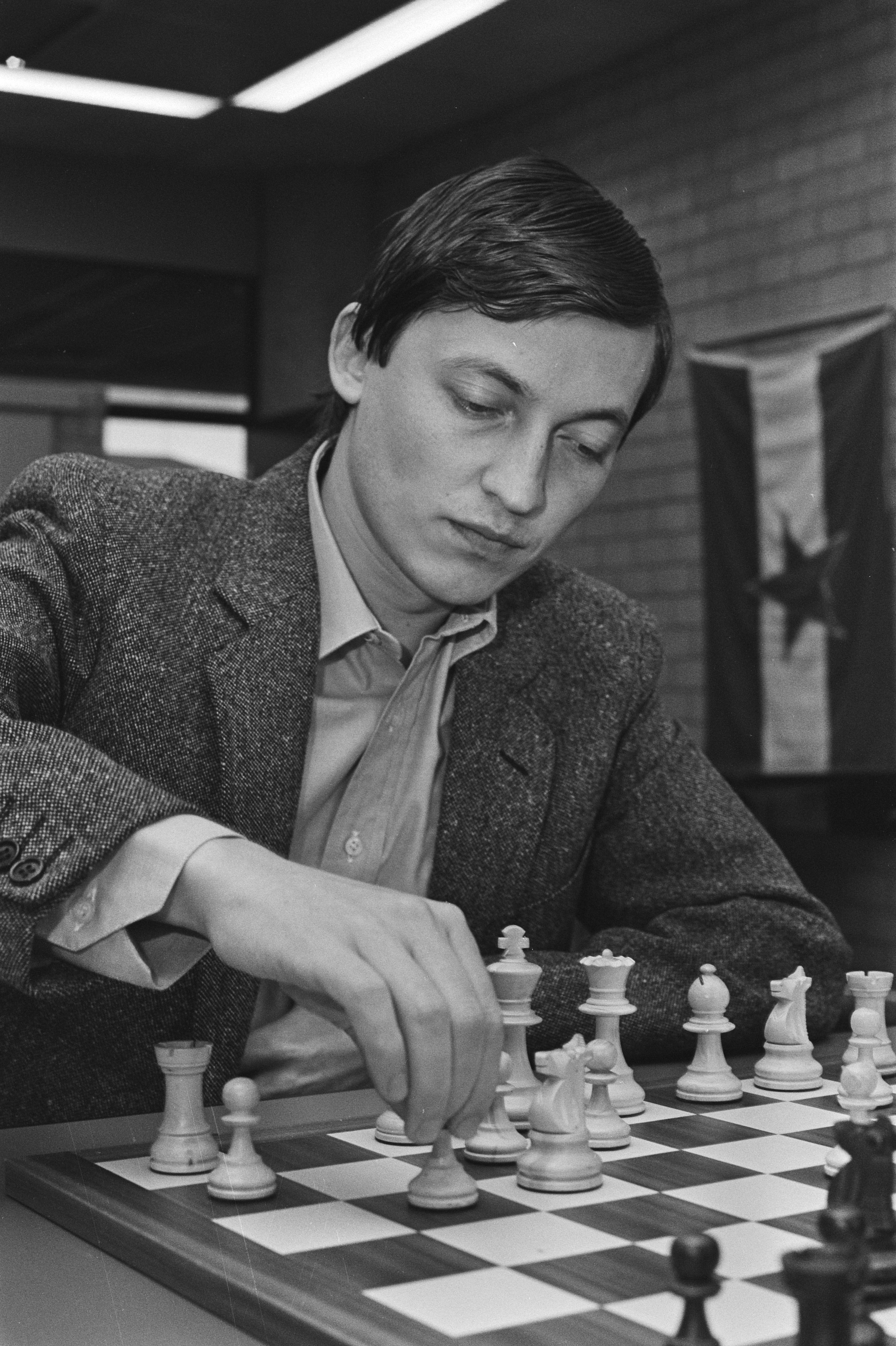 Файл:IBM-schaaktoernooi in Amsterdam, Karpov (ru) in aktie, Bestanddeelnr  931-4895.jpg — Википедия