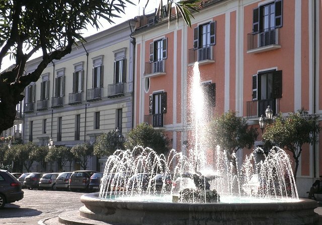 File:La fontana di Piazza Roma..jpg