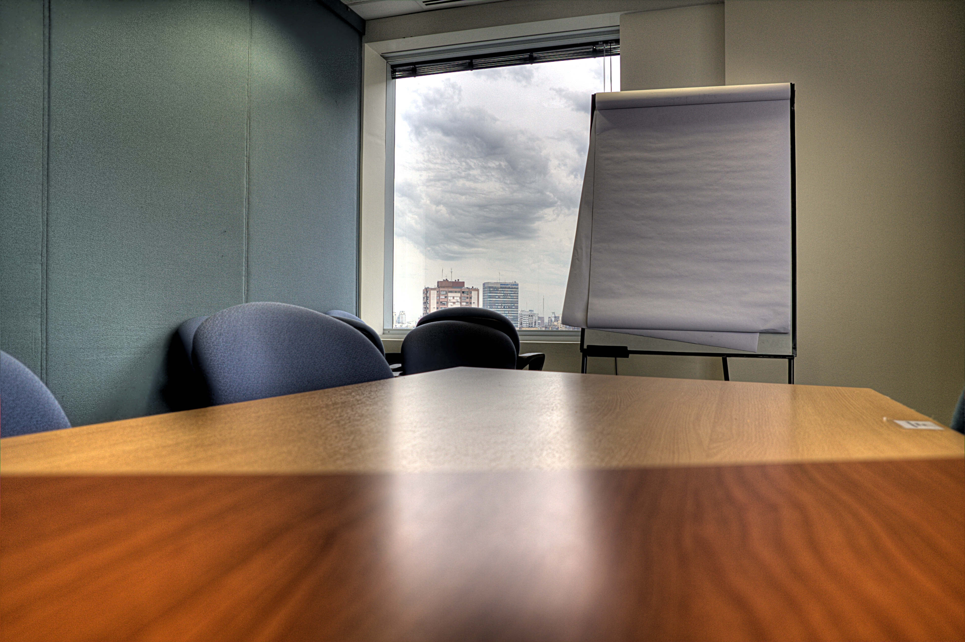 File Meeting Room Table And Paper Board Jpg Wikimedia Commons