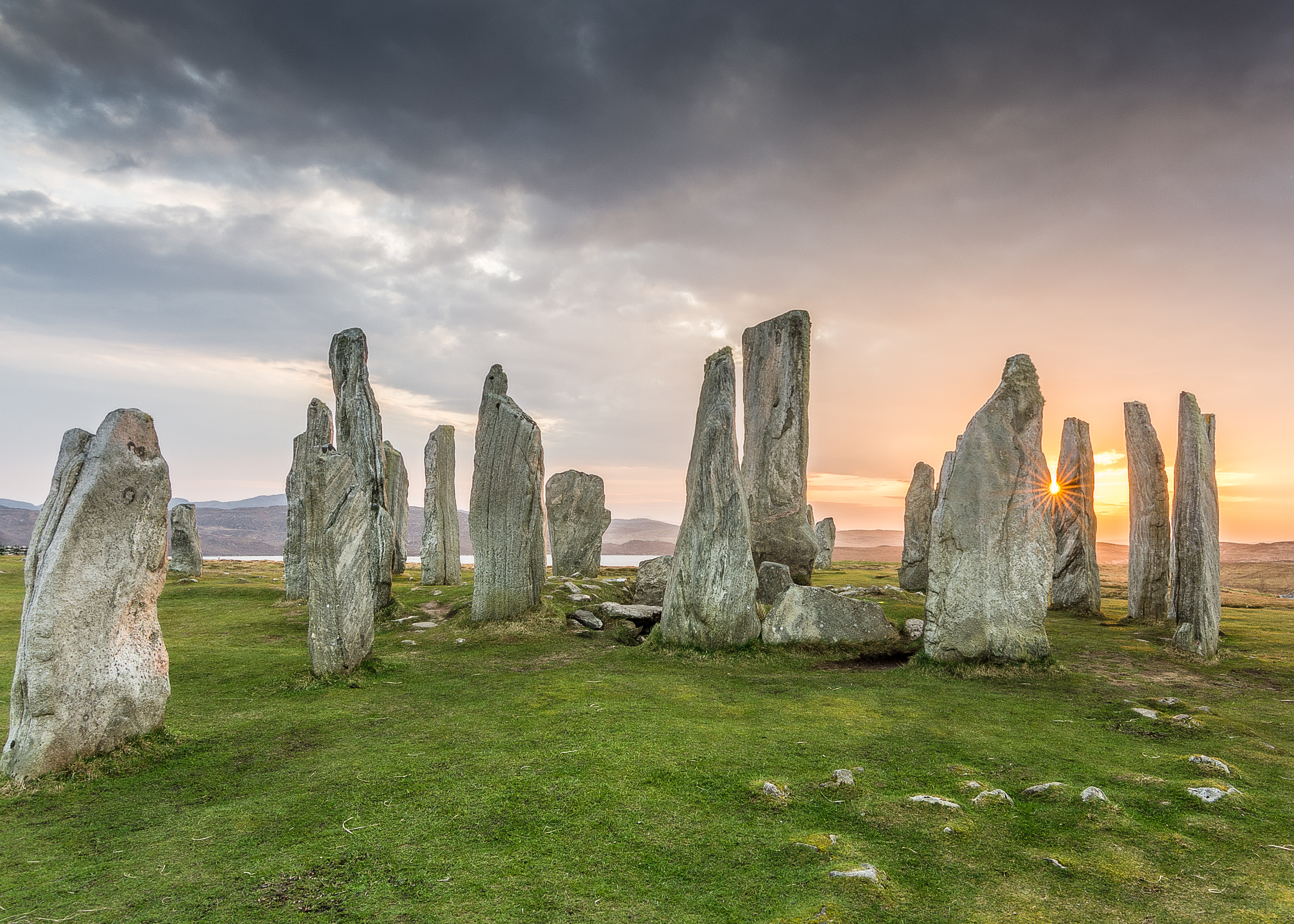 Памятники природы стран европы. Калланиш Callanish Stones Шотландия. Калланиш на острове Льюис. Остров Льюис Шотландия мегалиты. Каменные менгиры.