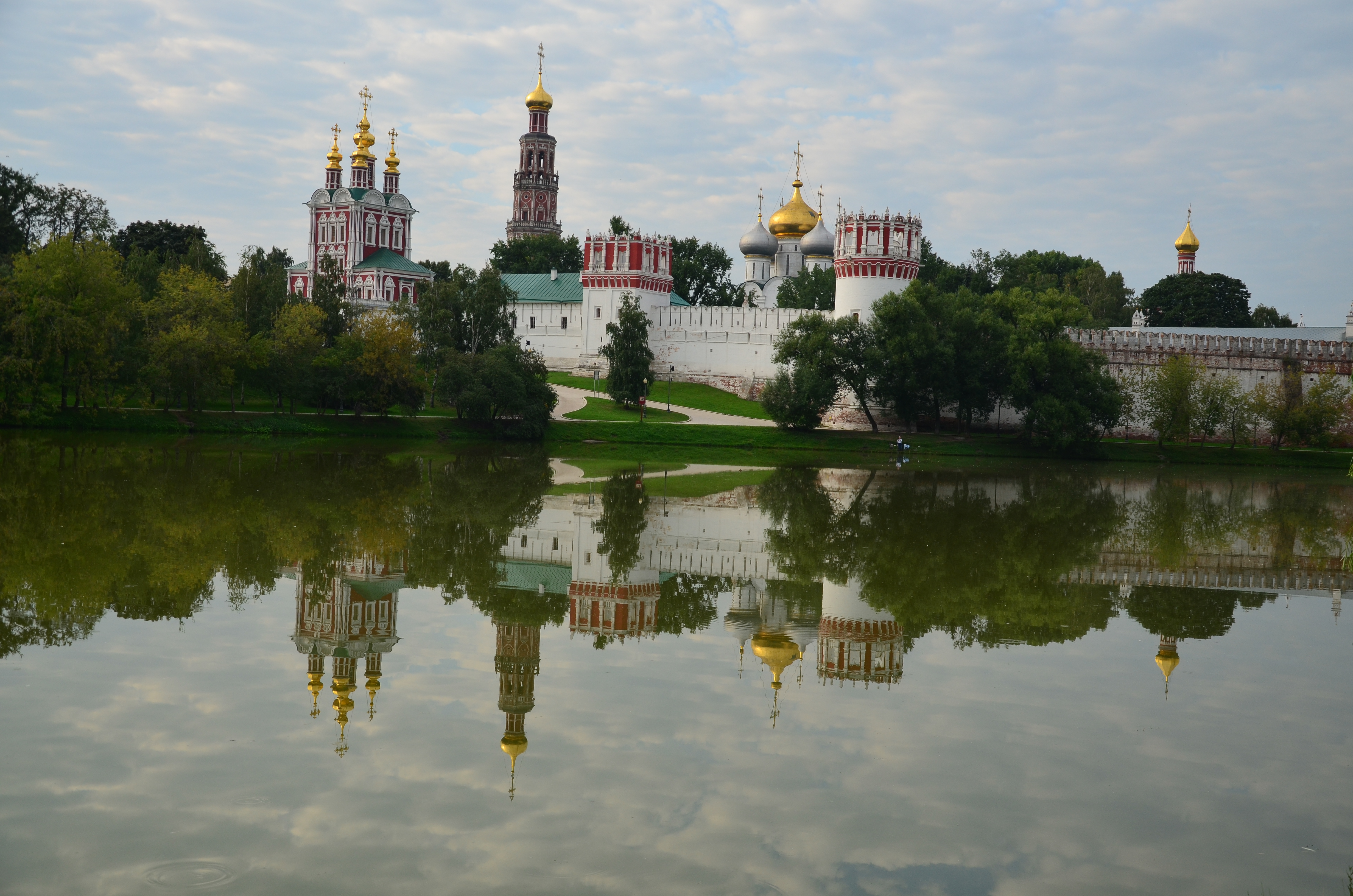 Новодевичий монастырь вид с набережной