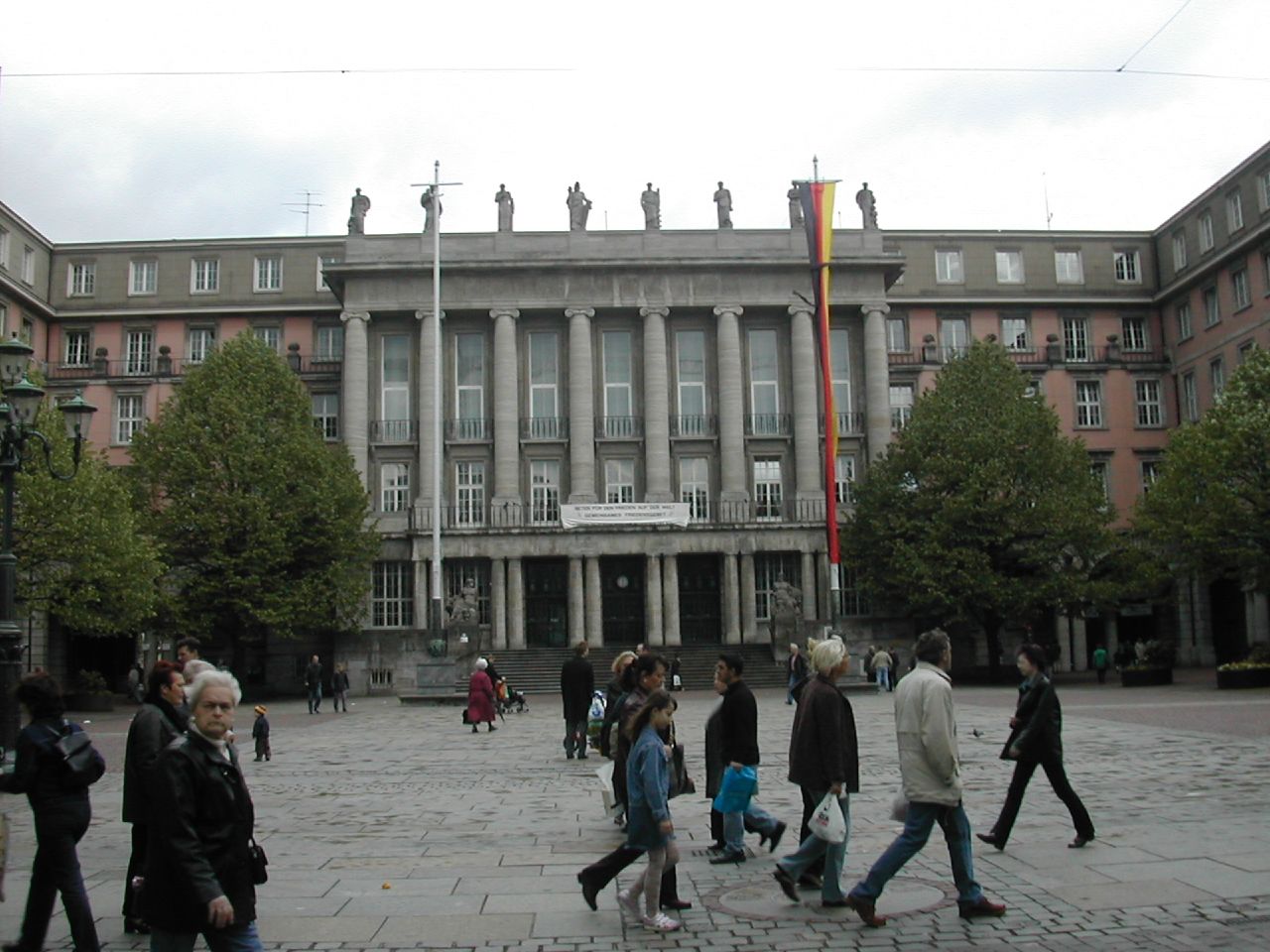 Rathaus Wuppertal. Eingangsportal am Johannes-Rau-Platz. Rathaus Barmen, der Hauptsitz der Stadtverw...