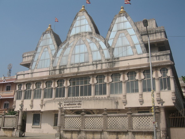 File:Swaminarayan temple in Nerul.jpg