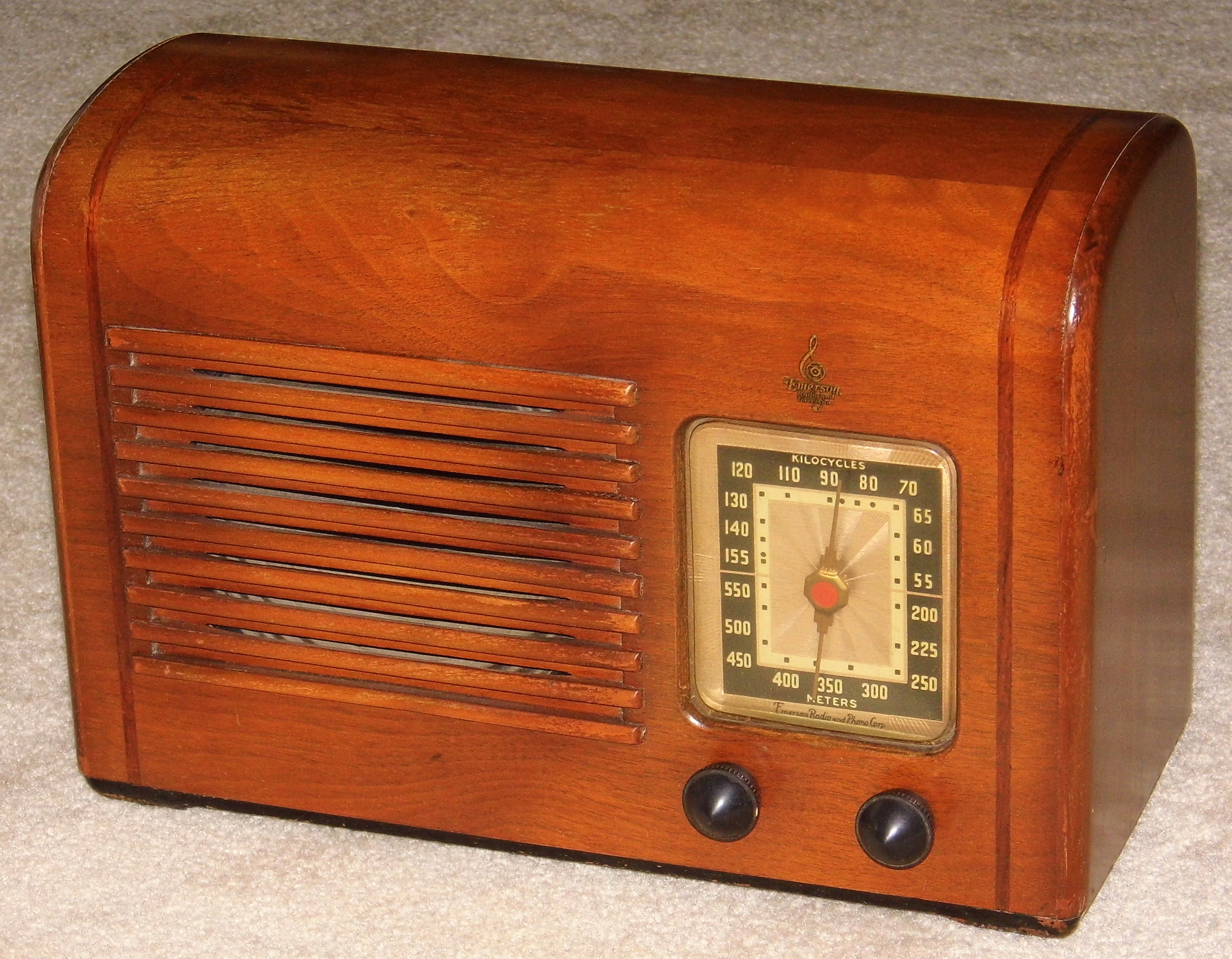 File:Vintage Emerson Wood Table Radio, Model DQ-398. Ingraham 