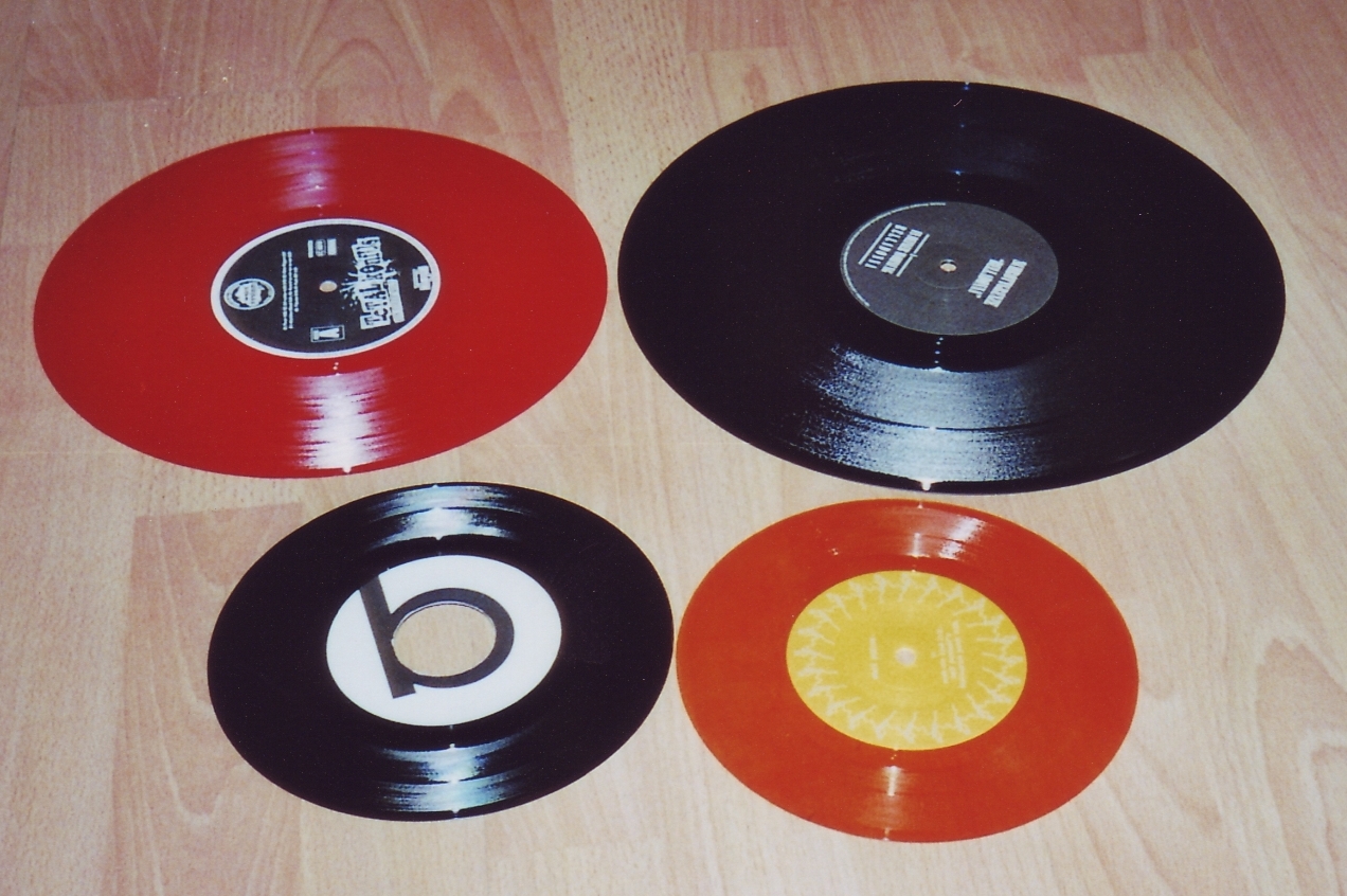 File:Vinyl singles various formats.jpg - Wikimedia Commons