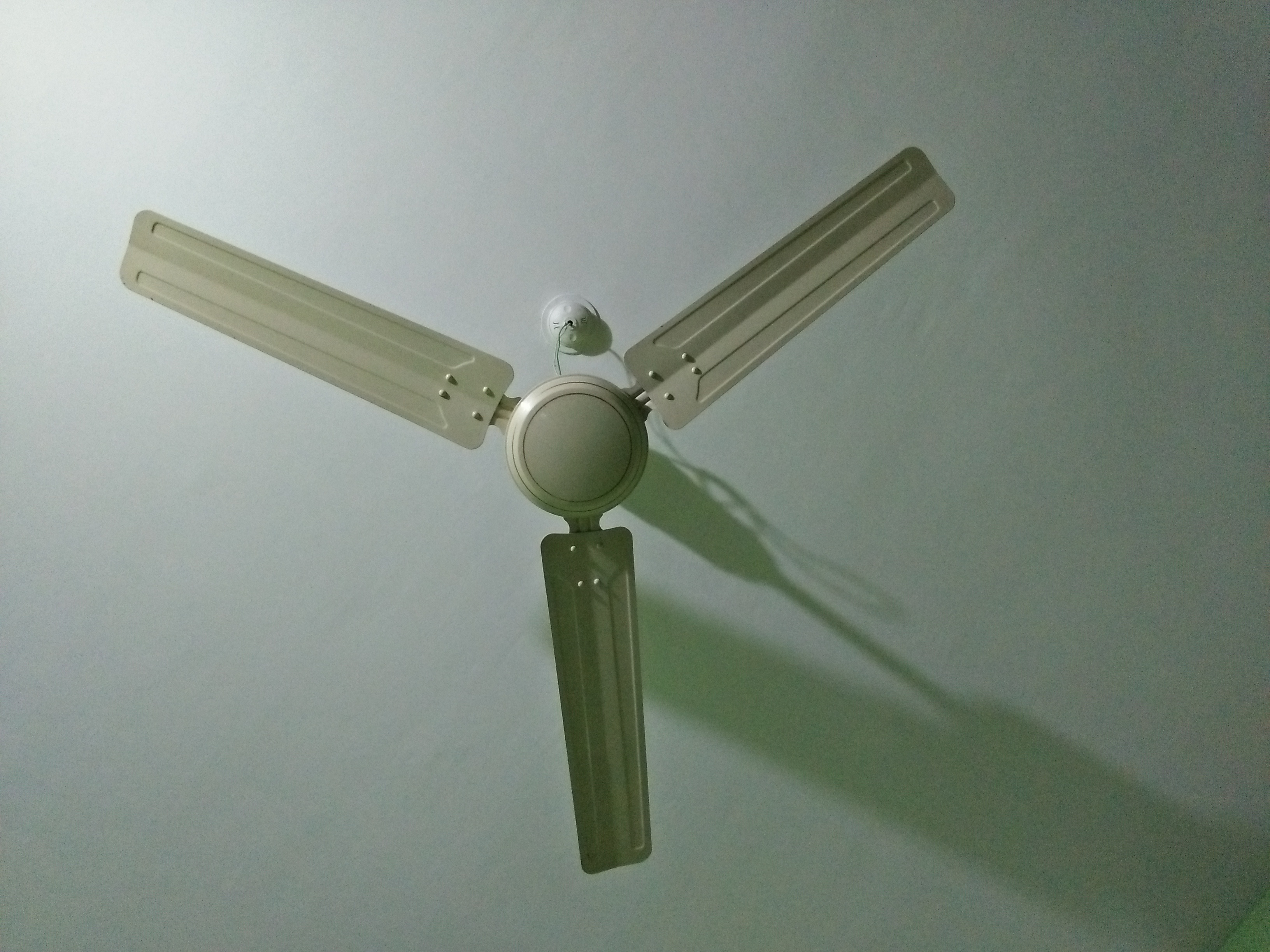 https://upload.wikimedia.org/wikipedia/commons/f/fd/White_Ceiling_fan.jpg