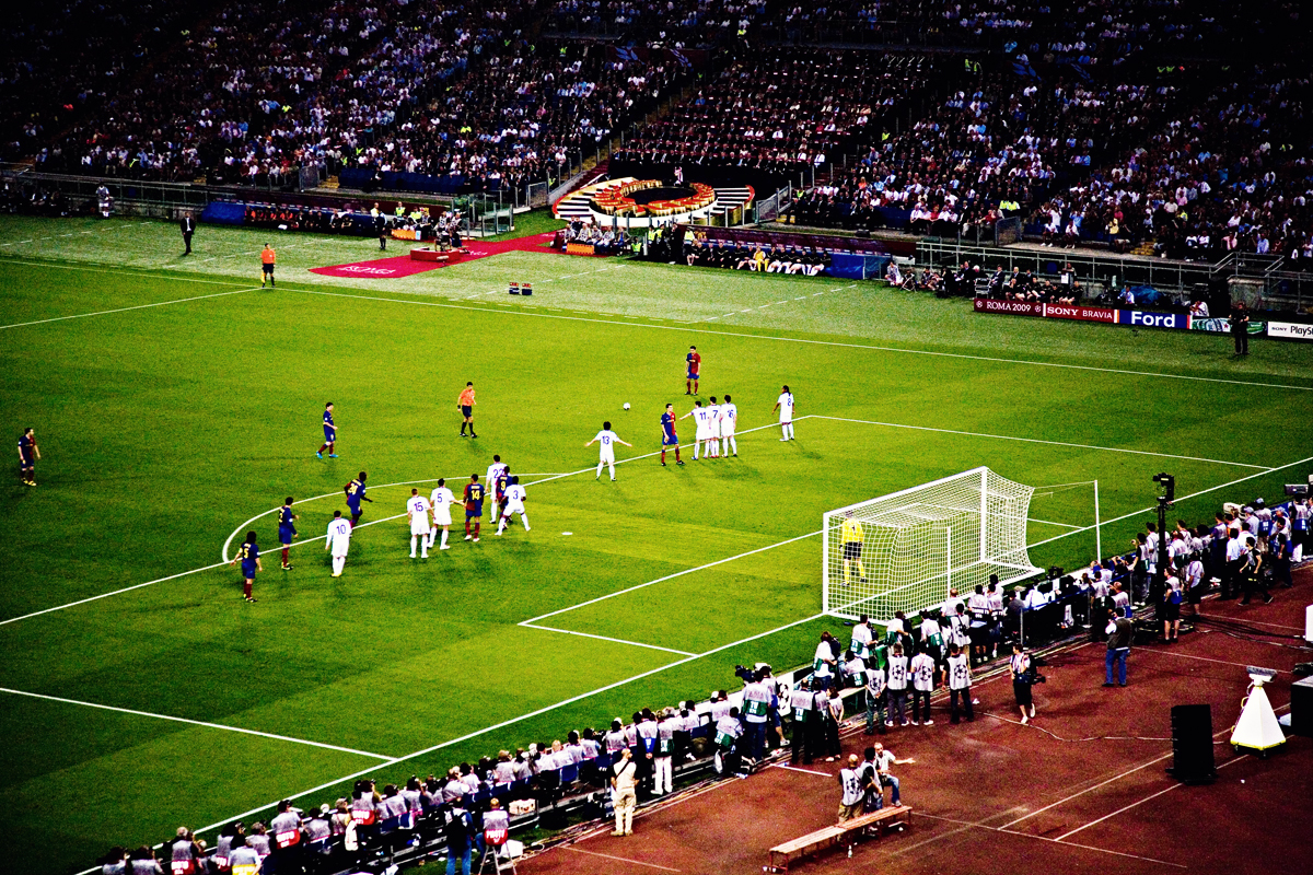 2009 Champions League Final Xavi free kick.jpg