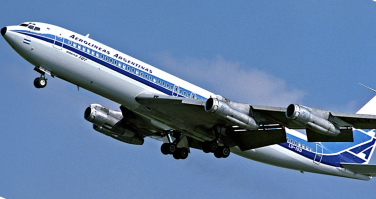 File:Aerolineas Argentinas Boeing 707-300B Low pass.jpg