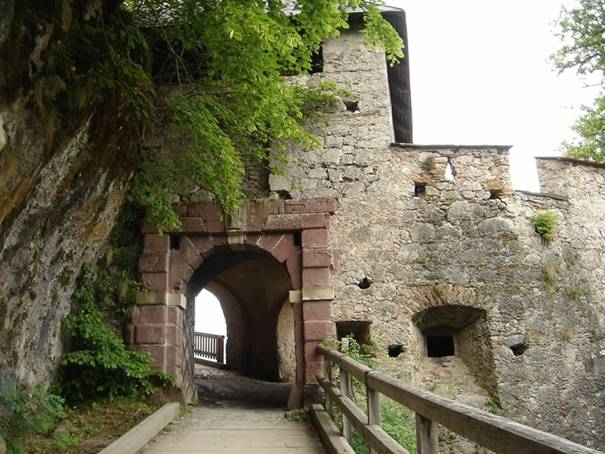 File:Burg Hochosterwitz 4Engeltor.jpg