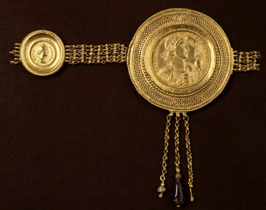 File:Byzantine - Belt Section with Medallions of Constantius II and Faustina - Walters 57527 - Side B.jpg - Wikimedia Commons