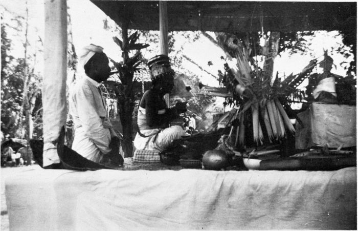 File:COLLECTIE TROPENMUSEUM Het offeren in een kleine tempel te Gîanjar Bali. TMnr 60005842.jpg