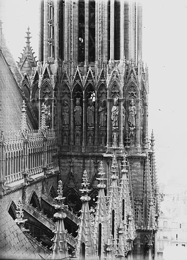 File:Cathédrale Notre-Dame - Galerie des Rois, à la base de la tour nord - Reims - Médiathèque de l'architecture et du patrimoine - APMH00030001.jpg