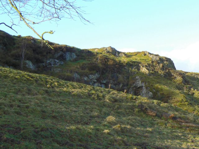 Cliffs on Cairnpapple - geograph.org.uk - 1062252