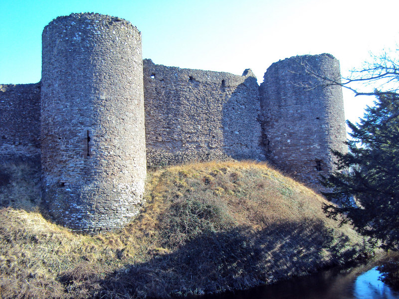 Curtain Wall at White Castle - 1 - geograph.org.uk - 2109001