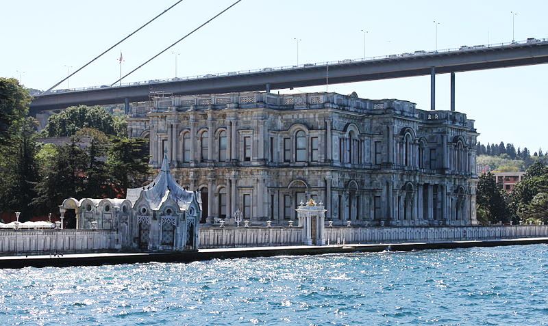 Exterior view of Beylerbeyi Palace from the Bosphorus (2).jpg