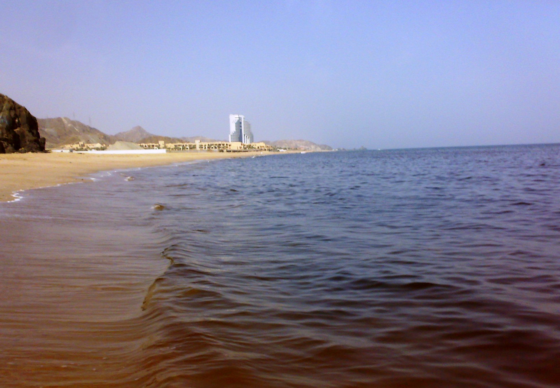 Фуджейра море температура воды. Индийский океан Фуджейра. Акулий остров Фуджейра. Пляж Кальба Фуджейра. Песчаный Скат Фуджейра.