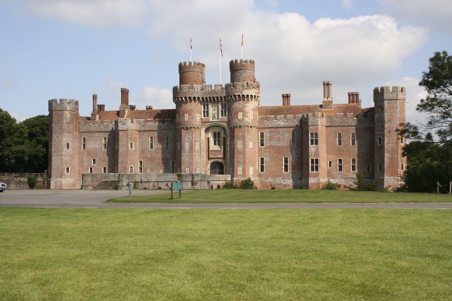 Castle summer. Кентервильский замок в Англии.