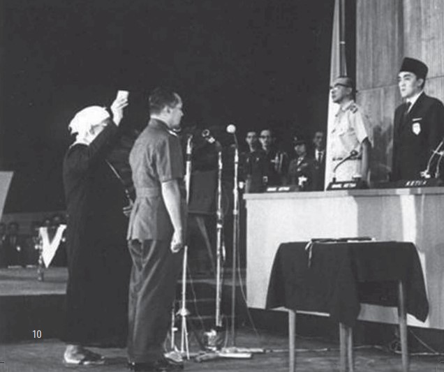 File:Inauguration of Suharto as Acting President.jpg