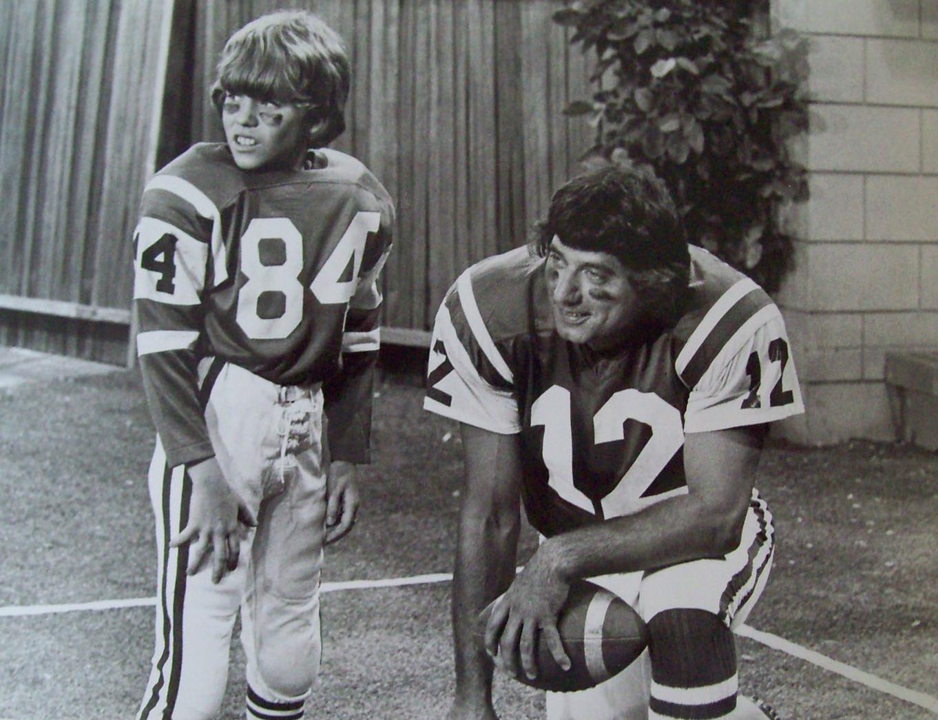 Joe_Namath_Mike_Lookinland_Brady_Bunch_1