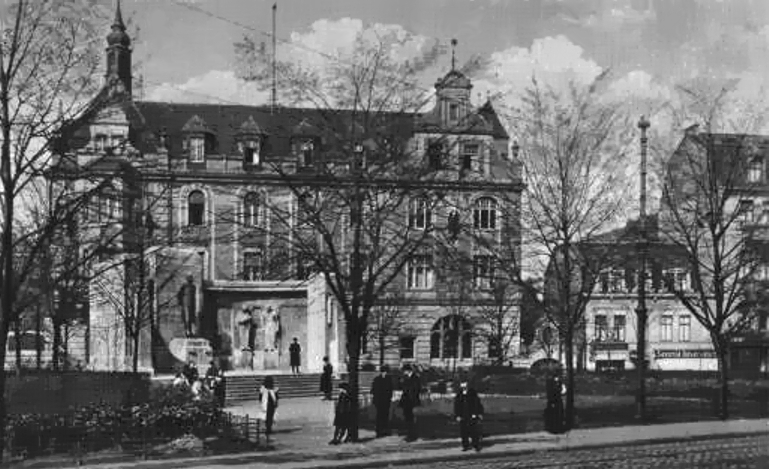 File:LimbeckerPlatz1933KruppsHotel,Kruppdenkmal.jpg