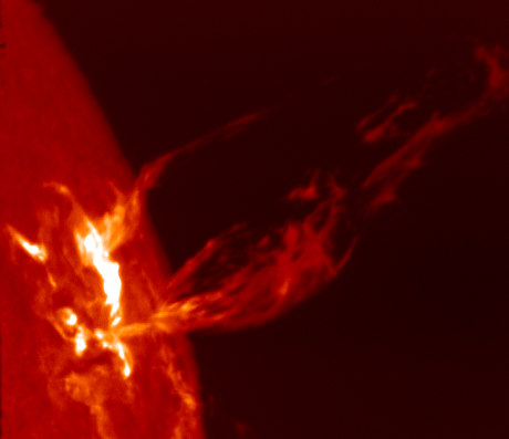 Корональные выбросы массы на Солнце. Струи плазмы вытянуты вдоль арок магнитного поля