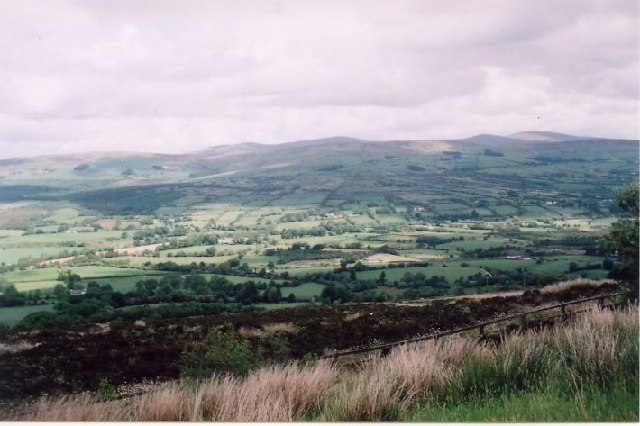 File:Meenadoo with Sperrins in distance - geograph.org.uk - 118404.jpg