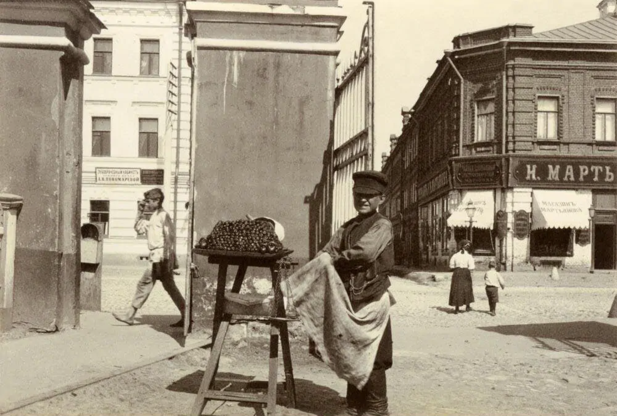 Жизнь в 1900. Денисовский переулок Москва 1900г. Москва 1900-е. Москва 1910е. Уличные торговцы Франции 1900.