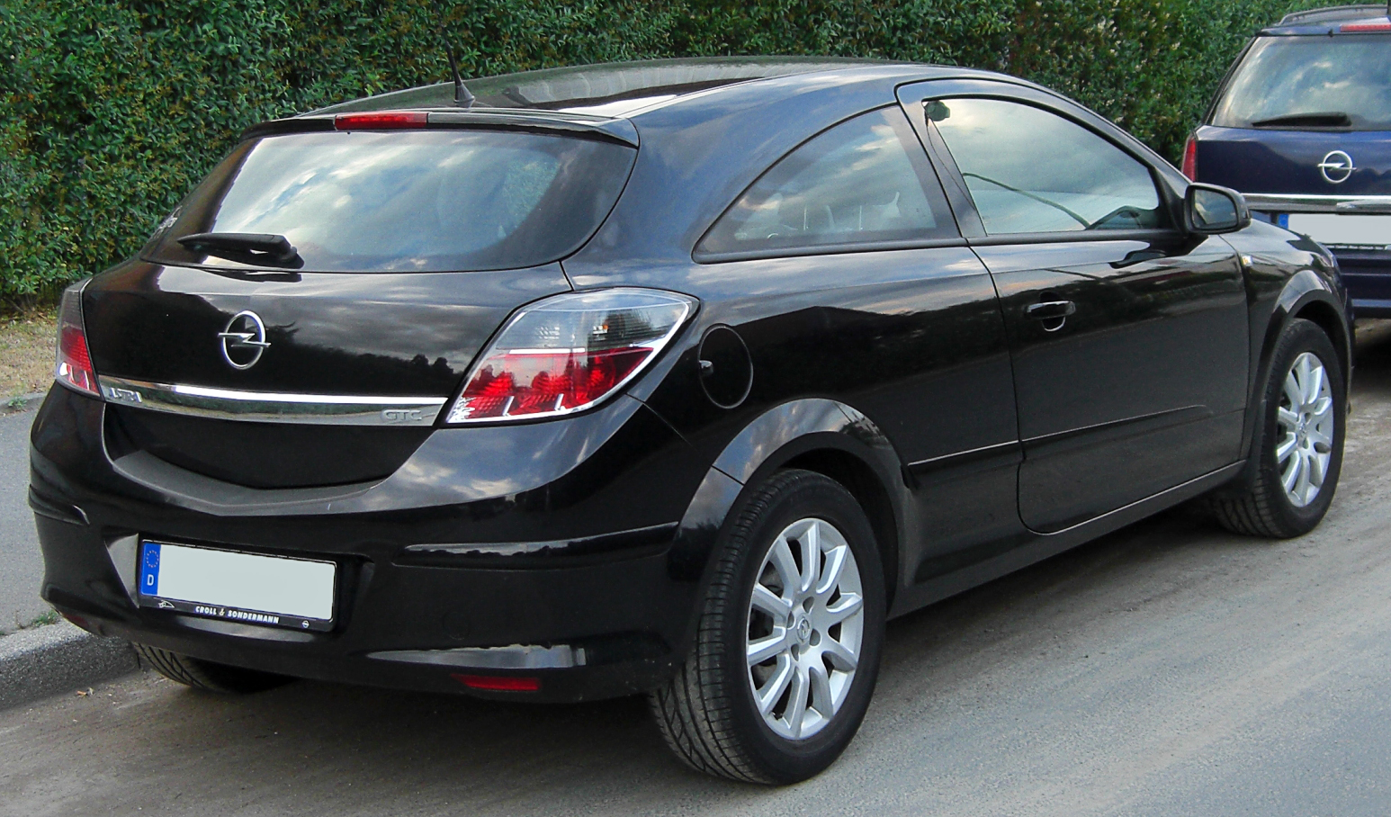 https://upload.wikimedia.org/wikipedia/commons/f/fe/Opel_Astra_H_GTC_rear_20100706.jpg