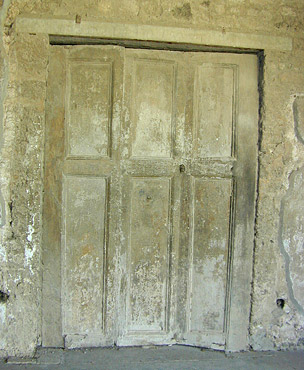 File:Plaster cast of folding doors, Pompeii.jpg