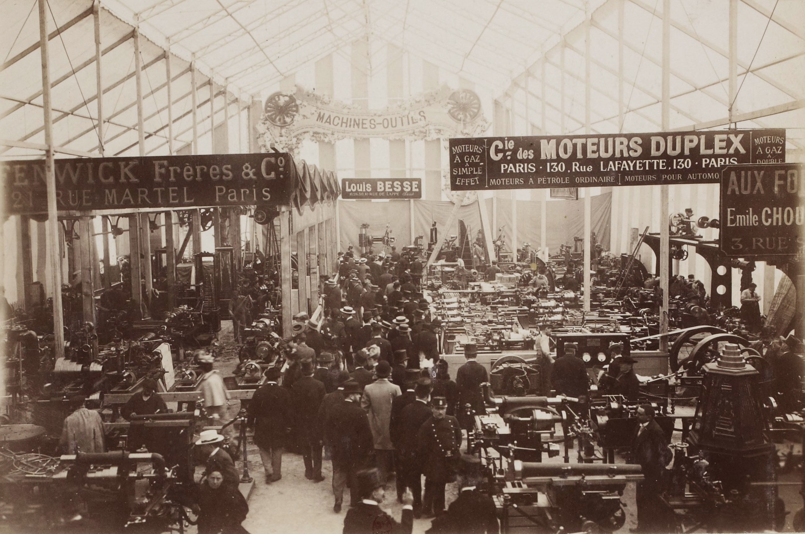 https://upload.wikimedia.org/wikipedia/commons/f/fe/Premi%C3%A8re_exposition_internationale_de_machines-outils%2C_en_1898_par_l%27A.C.F._%28aux_Tuileries%29.jpg