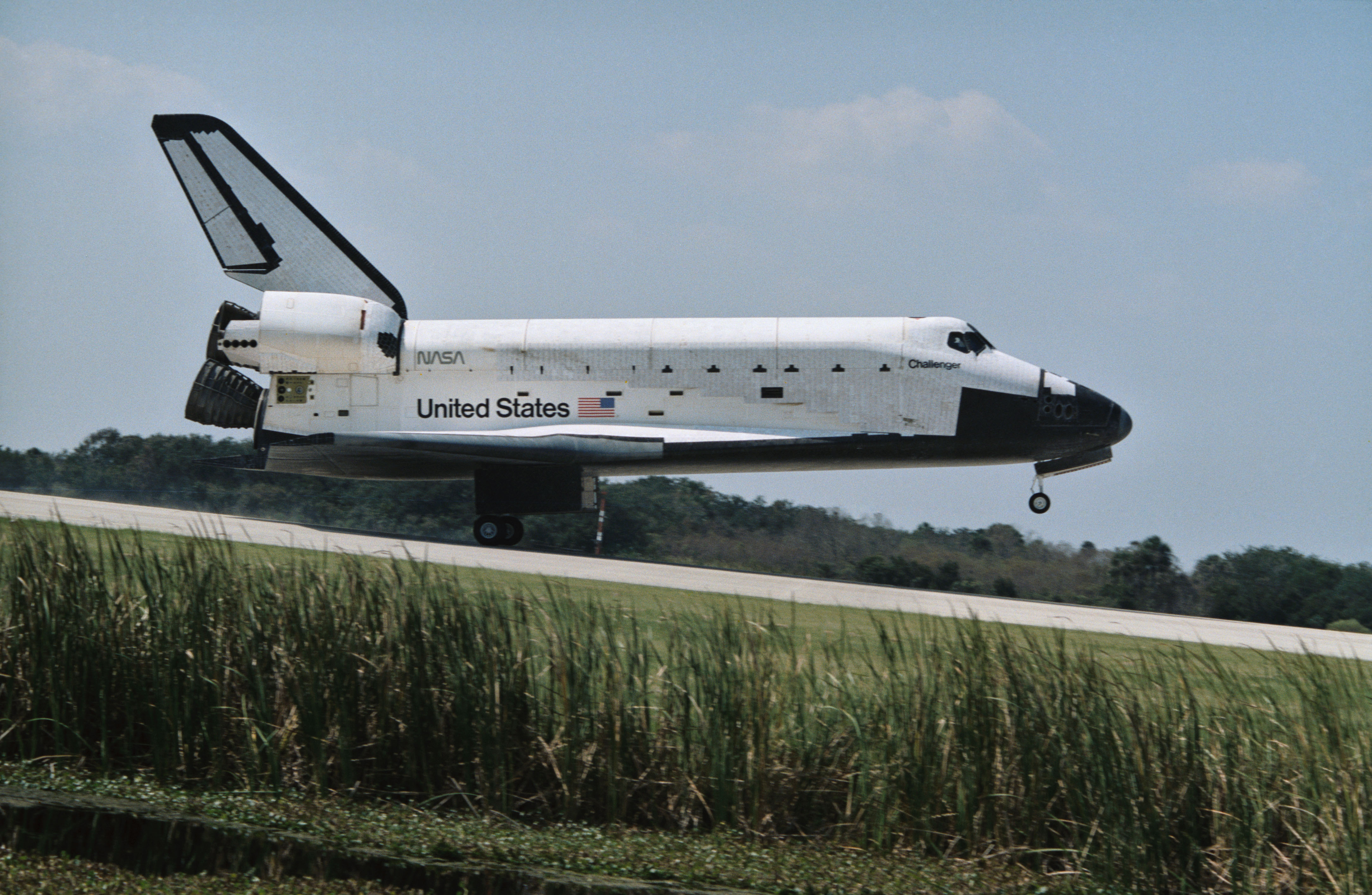 File:STS 41-G landing (17844708373).jpg - Wikimedia Commons