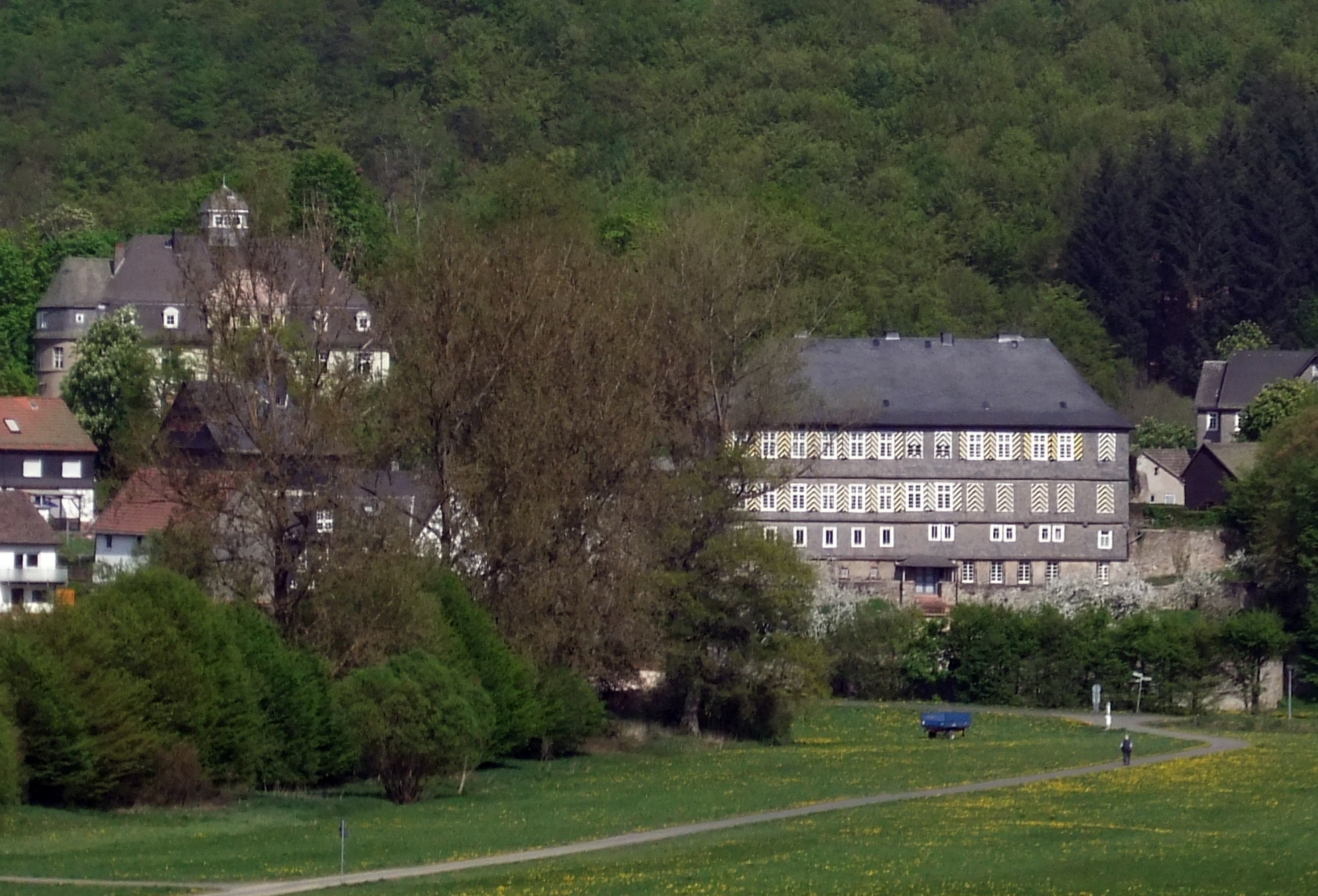 Schloss Breidenstein, links das neue, rechts das alte