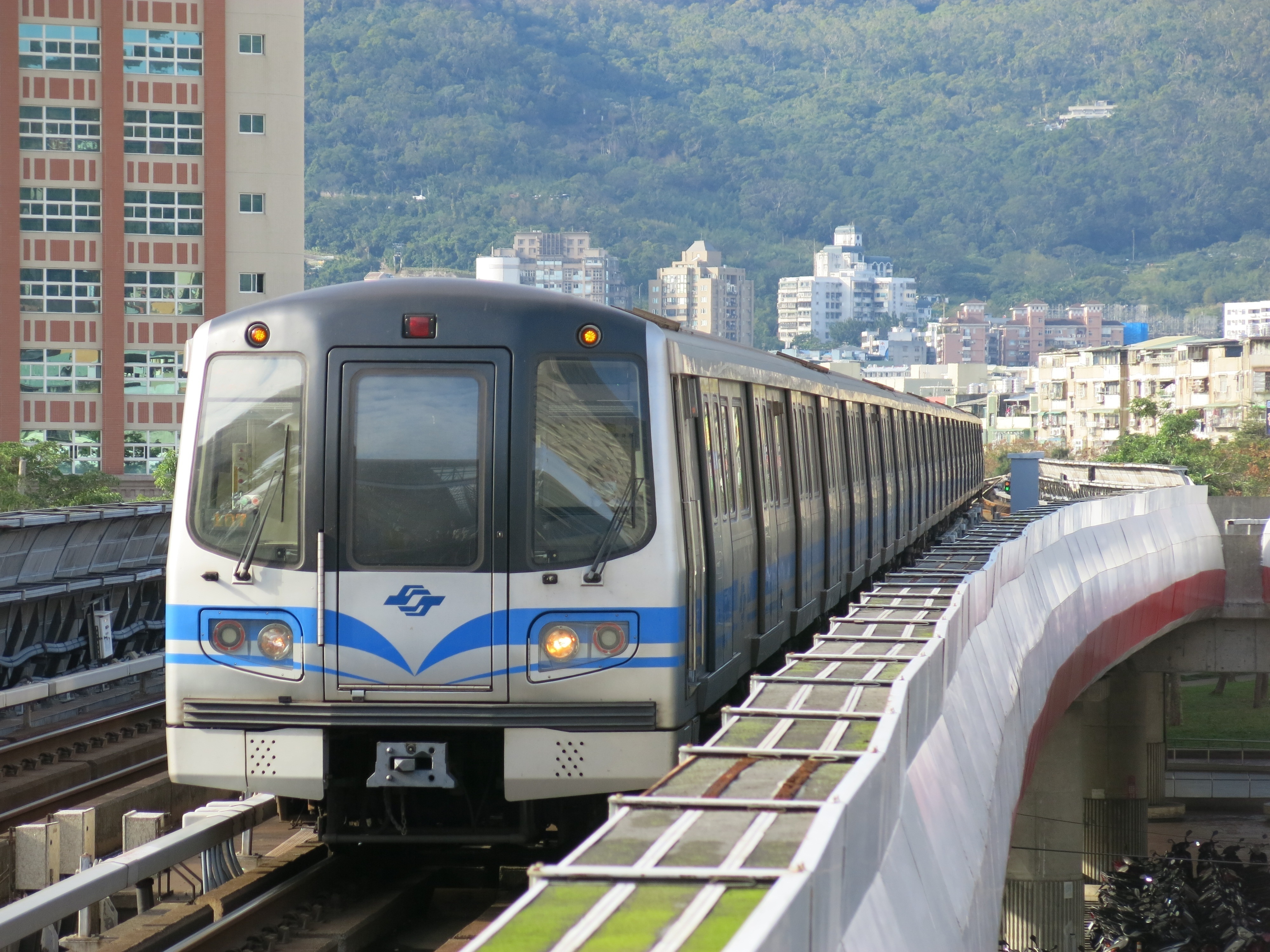 Guard rail (rail transport) - Wikipedia