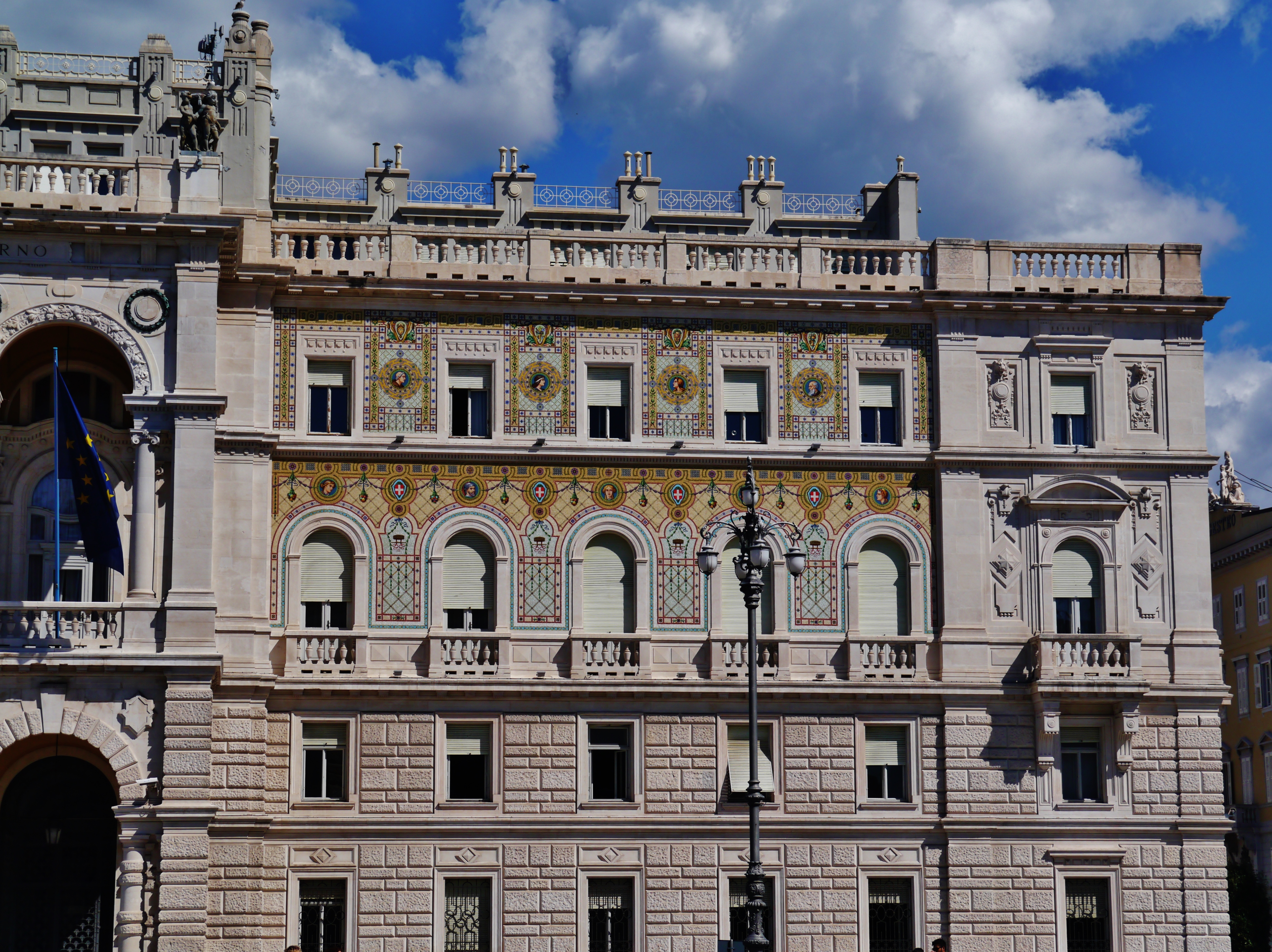 Палаццо минск. Италия Trieste Palazzo del governo. Палаццо дель Аквила Рафаэль. Палаццо Витторио. Палаццо Фиццаротти.