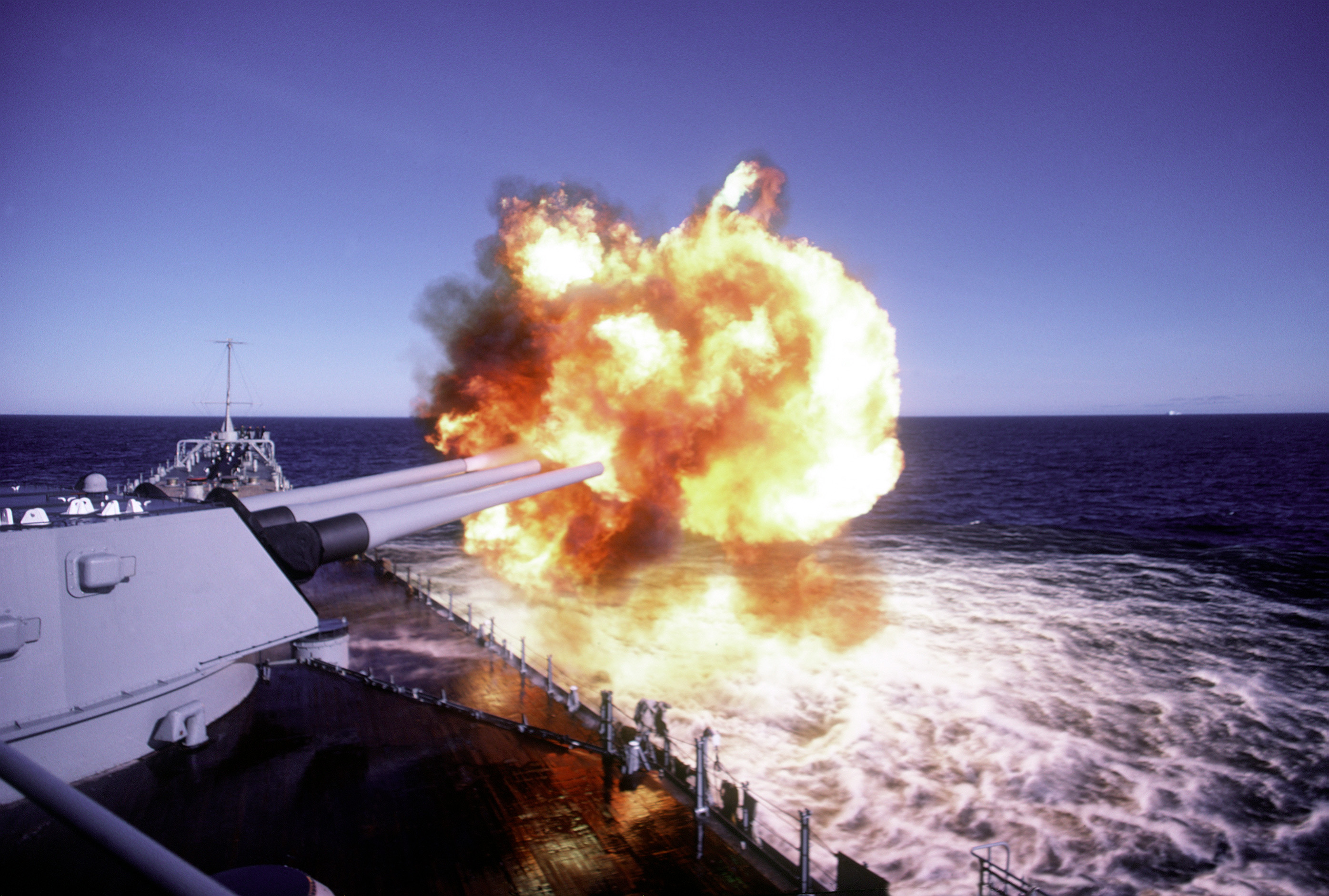 USS_Iowa_BB-61_-_Ocean_Safari_85_-_DN-ST-87-02388.JPEG