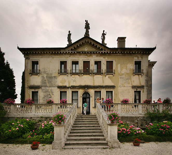 File:Villa Valmarana ai Nani front2.jpg