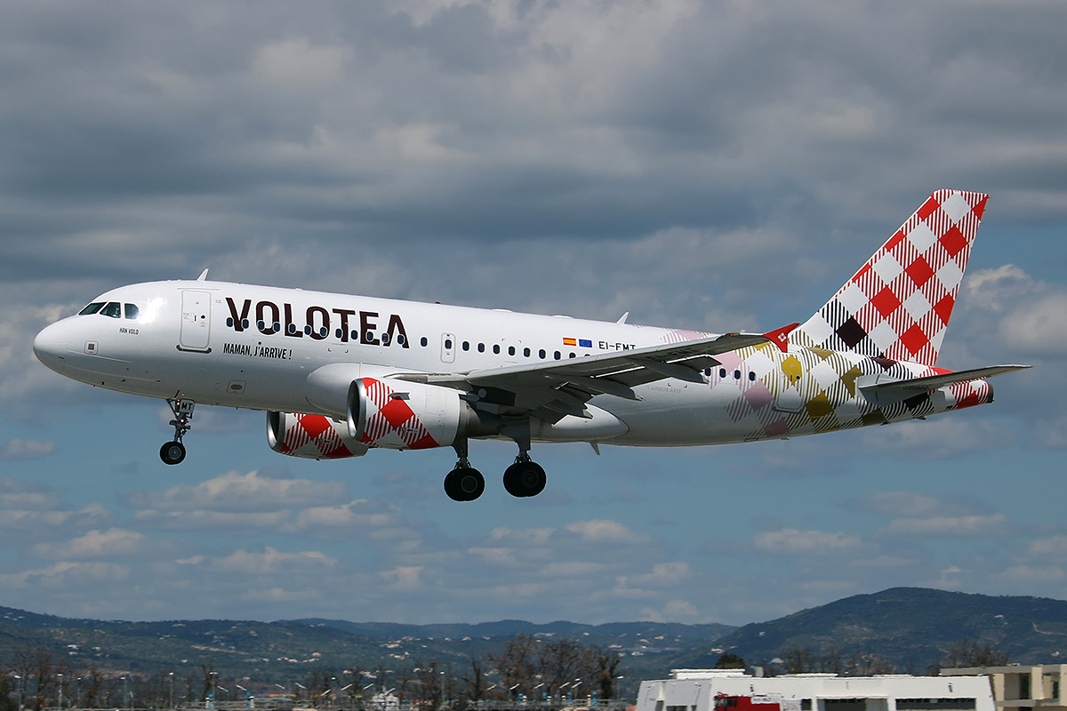 Volotea Airbus a319 1:200 Scale Airplane Collectible Model Exposure EI-FMT 