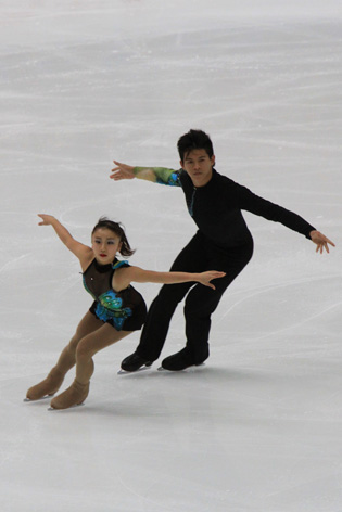 File:2009 NHK Trophy Pairs - Narumi TAKAHASHI - Mervin TRAN - 0917a.jpg