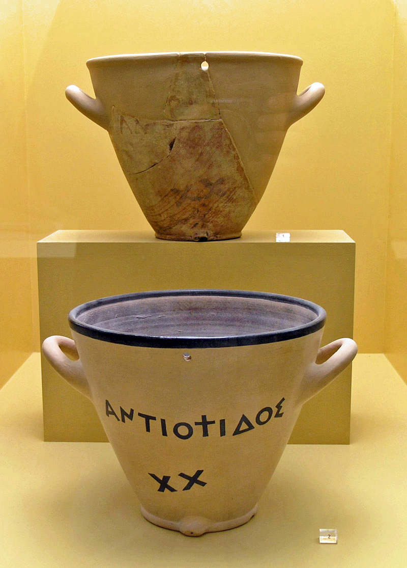 một chiếc đồng hồ nước bằng đất sét nguyên bản được tìm thấy ở đồng hồ Athen (500 trước Công nguyên)