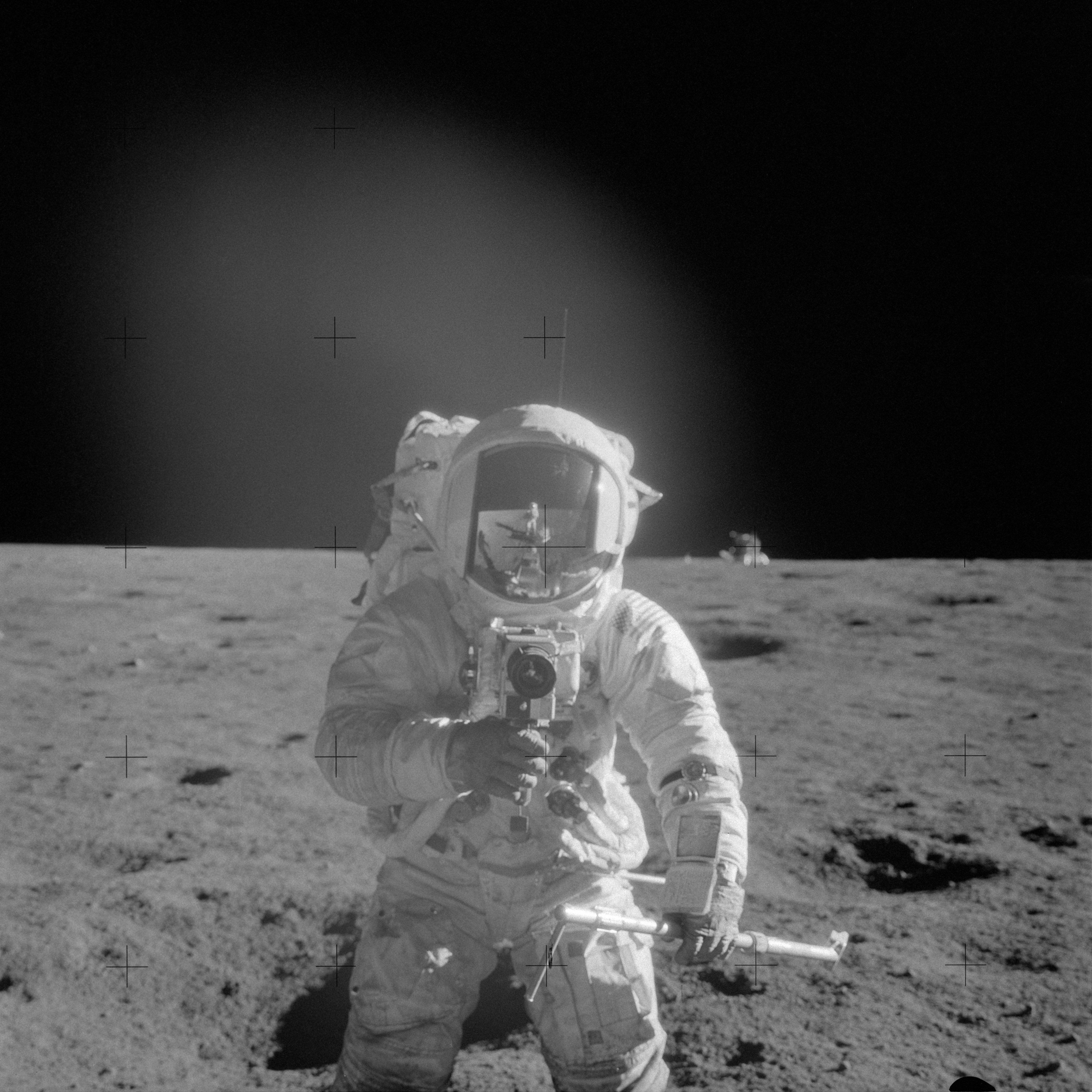 is er Beg Monteur File:Apollo 12 Mission image - Astronaut Charles Conrad Jr., Apollo 12  commander, using a 70mm handheld Haselblad camera (6816499986).jpg -  Wikimedia Commons