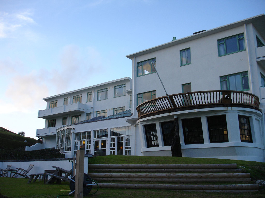 Номер бург. Отель острова Бург. Burgh Island Hotel номера. Bryan Island Hotel. Basil Island Hotel.