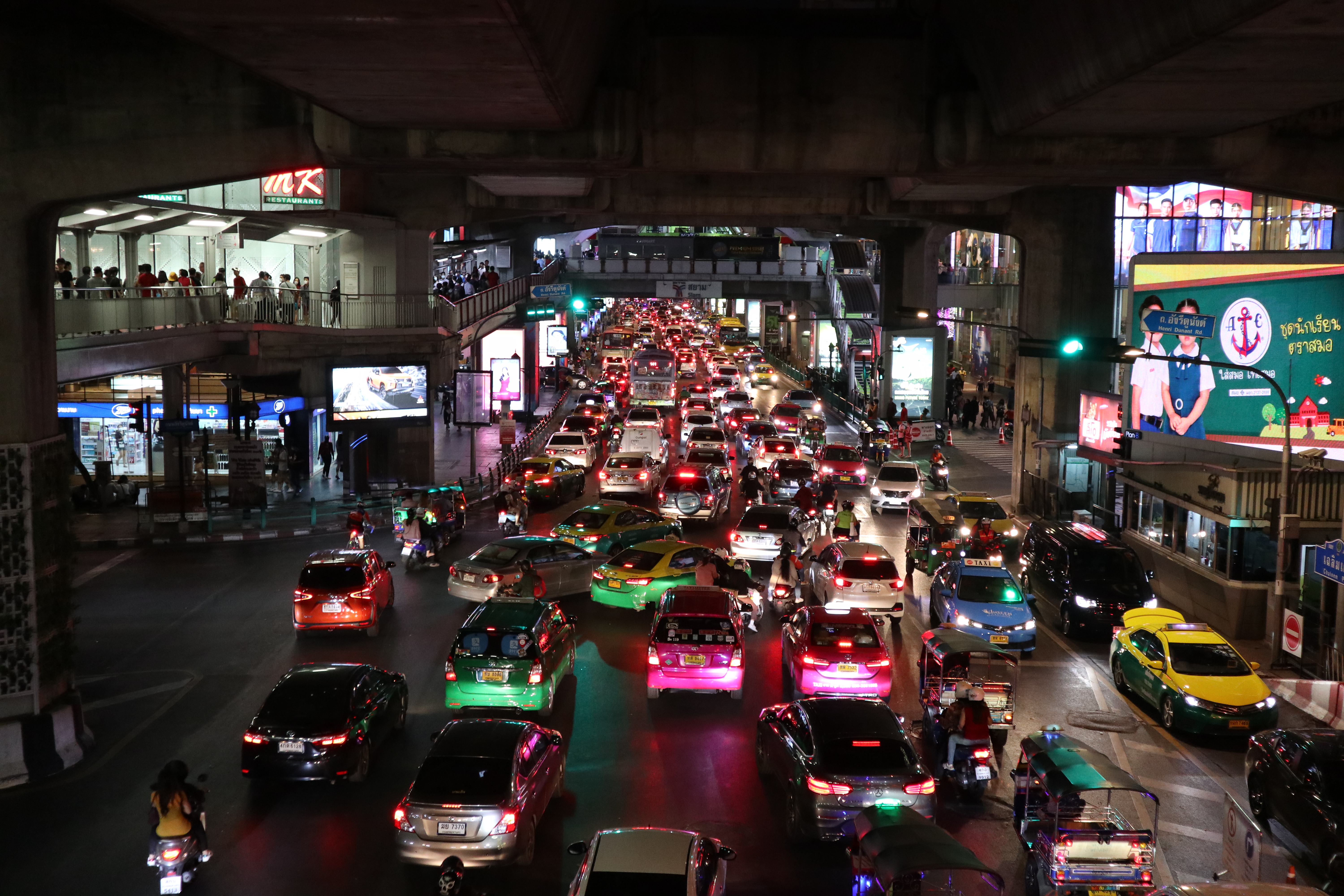 https://upload.wikimedia.org/wikipedia/commons/f/ff/Bangkok_evening_traffic_jam.jpg