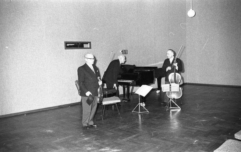 File:Bundesarchiv B 145 Bild-F008930-0011, Beethovenhalle Bonn, Kammerkonzert Kölner Trio.jpg