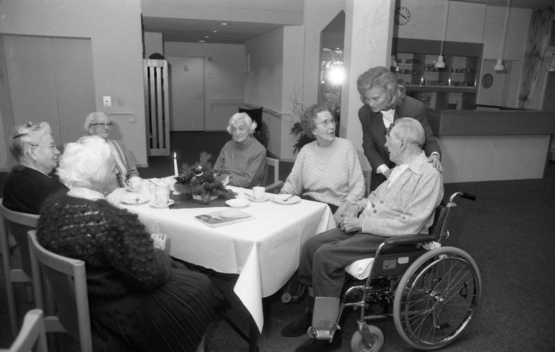 File:Bundesarchiv B 145 Bild-F083282-0029, Bonn, Hannelore Kohl besucht Altenheim.jpg