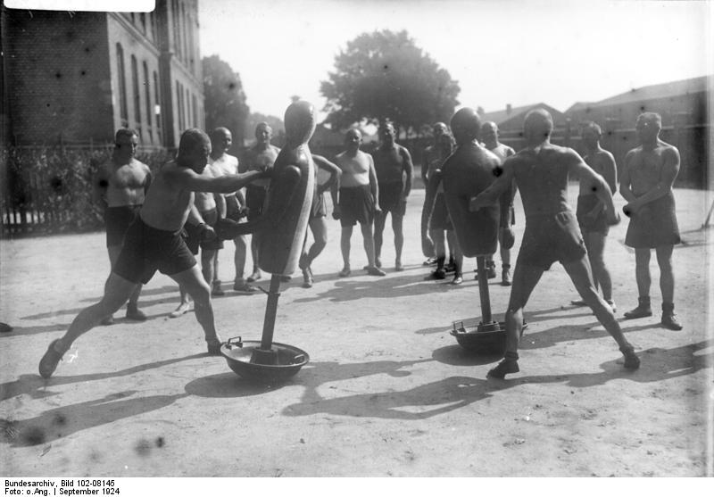 File:Bundesarchiv Bild 102-08145, Polizeischule Brandenburg -Havel, Boxtraining.jpg