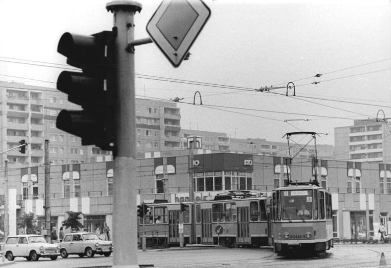 File:Bundesarchiv Bild 183-1987-0810-027, Berlin, Straßenbahn Linie 28 (cropped).jpg