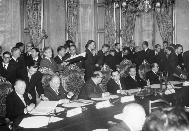 File:Bundesarchiv Bild 183-27146-0001, Paris, NATO-Vertrag, Unterzeichnung Adenauer.jpg