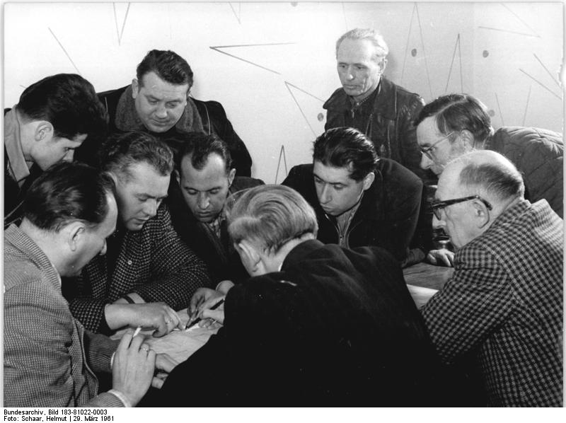 File:Bundesarchiv Bild 183-81022-0003, VEG Großroda, neuartige Kuh-Haltung, Beratung.jpg