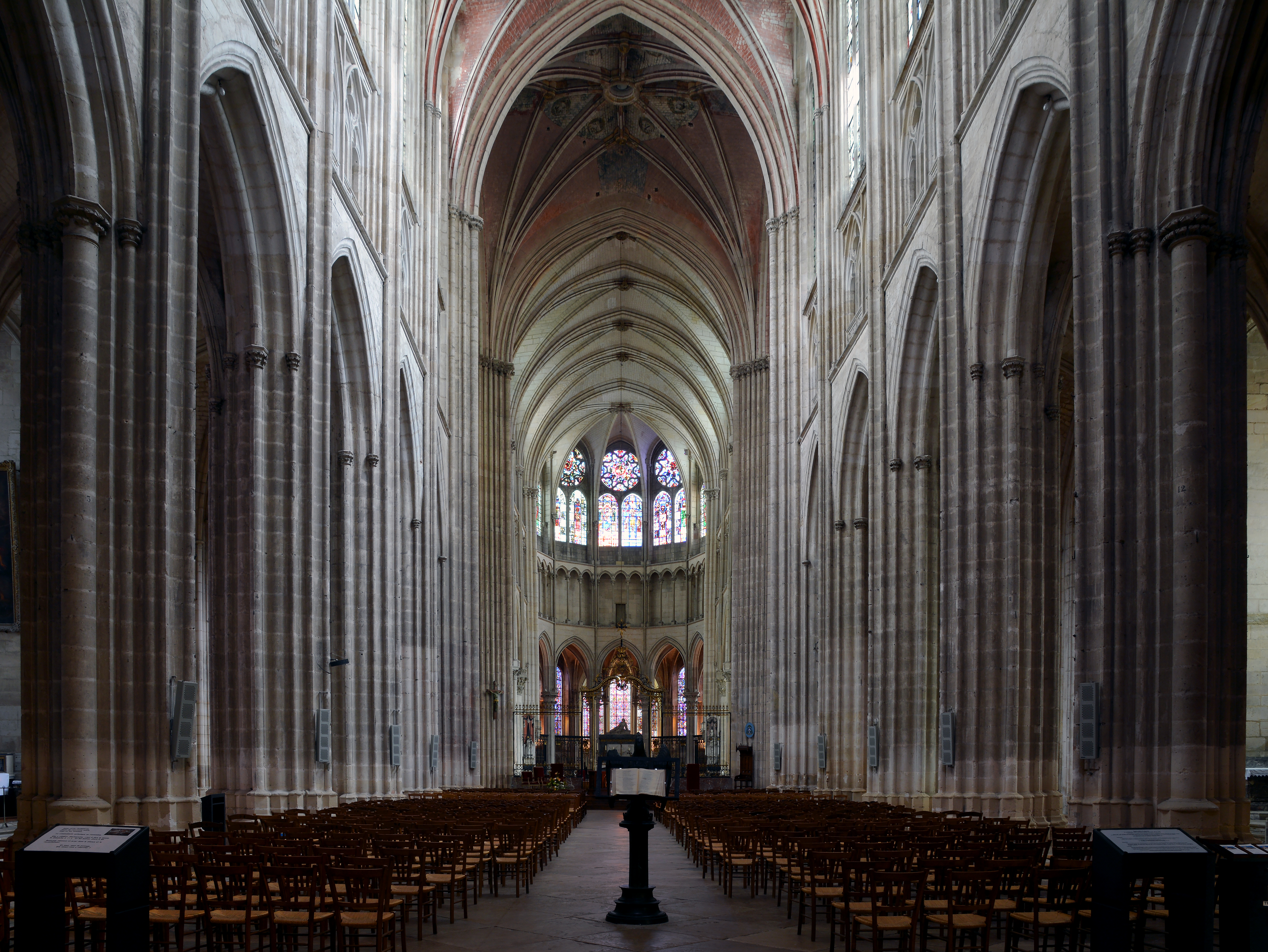 Archivo:Cathédrale Saint-Étienne d'Auxerre - Interior.jpg - Wikipedia, la enciclopedia libre